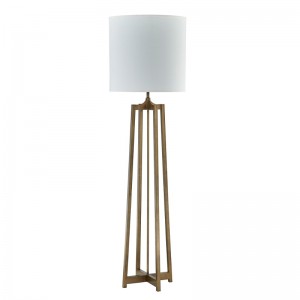 Tolg óstán hyatt in aice le lampa urláir le bailchríoch óir seanda ag an seomra aoi