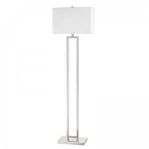 Tolg óstán Marriott in aice le lampa urláir le bailchríochnicile brushed ag an seomra aoi